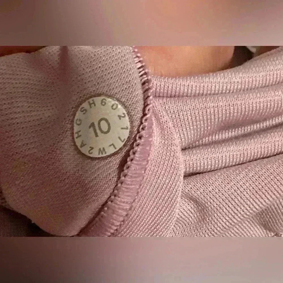 42. Lululemon Invigorate Sports Bra Size 10 Peach Color - Picture 6 of 6